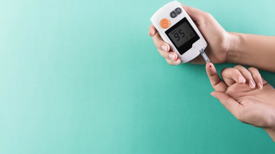 Glucómetro y consulta médica sobre el control y remisión de la diabetes tipo 2 tras cirugía bariátrica con la Dra. Ana García Navarro